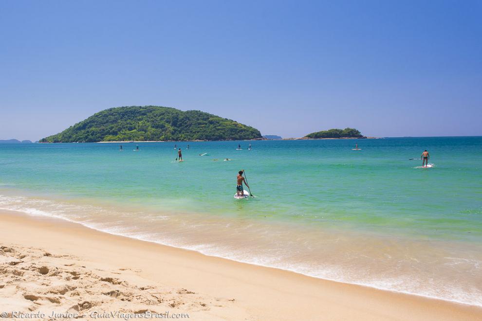 Imagem de várias pranchas no mar.